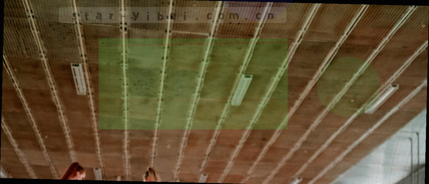 老式放映机与显示器边缘的叠影特写，暗场中只有一束暖琥珀光